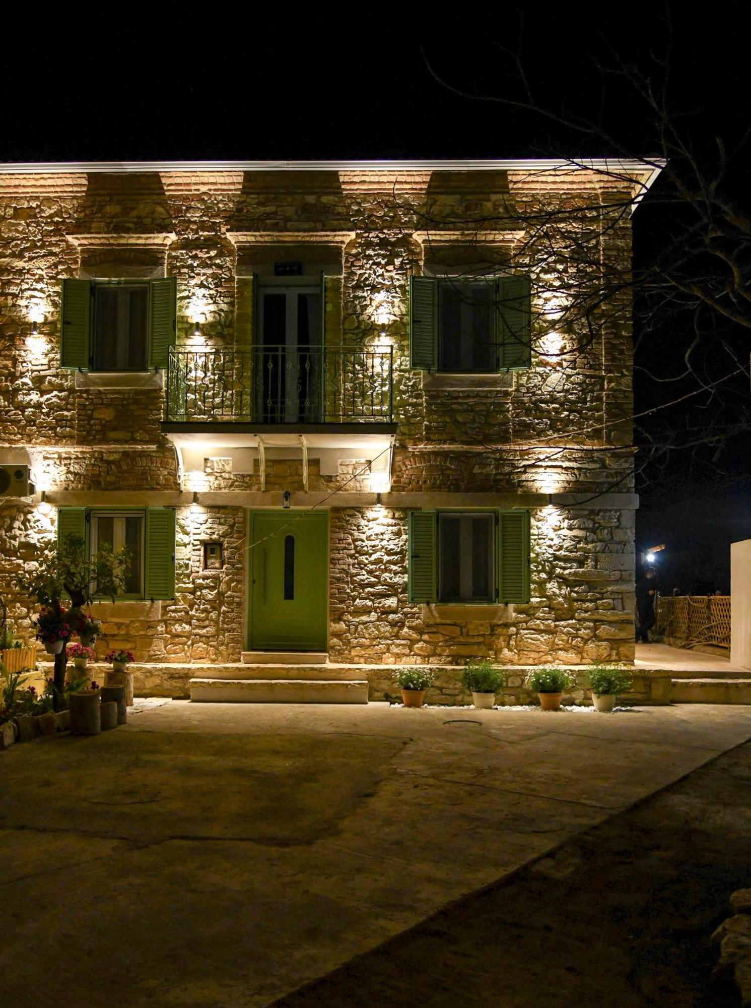 Captain Theo's Modern Martina Apartament